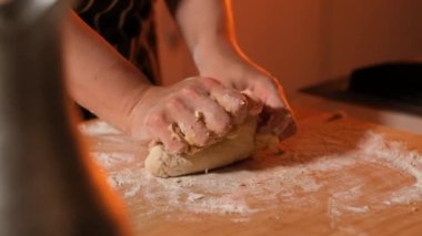 Hamur yapmak için yumurta ve unu karıştırmak, hamur çekmek ve itmek, fa01