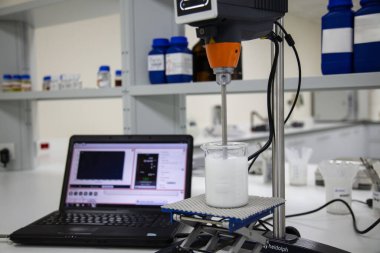 Bilim laboratuarı test tüpleri, kimyasal laboratuvar ekipmanları. Laboratuvarda araştırma ve geliştirme kozmetiği.