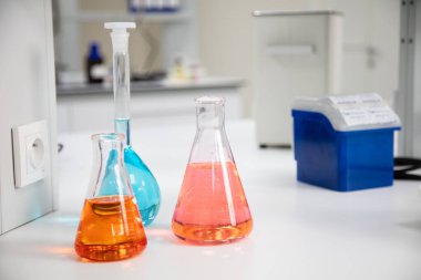Bilim laboratuarı test tüpleri, kimyasal laboratuvar ekipmanları. Laboratuvarda araştırma ve geliştirme kozmetiği.