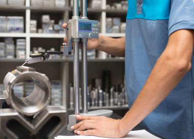 Teknisyen ürün üzerinde kalite kontrolü yapıyor.