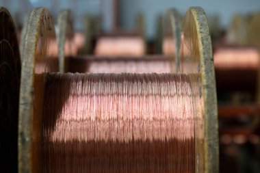 Fabrikadaki tahta elektrik kablolarını kapatın. Depodaki yüksek ve düşük voltaj kabloları