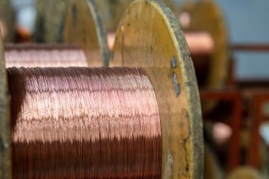 Fabrikadaki tahta elektrik kablolarını kapatın. Depodaki yüksek ve düşük voltaj kabloları