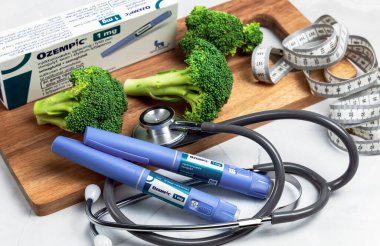Ozempic insülin enjeksiyon kalemi veya şeker hastaları için insülin kartuş kalem. Diyabet hastaları için tıbbi ekipman. Kopenhag, Danimarka - 1 Ocak 2024.