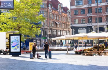 Güneşli bir yaz gününde eski Kopenhag kasabasında sokaktaki turistler. Kopenhag, Danimarka - 28 Temmuz 2023 