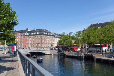 Kopenhag 'ın tarihi merkezi. Eski binaları ve tekneleri olan bir su kanalı var. Kopenhag, Danimarka - Novemner 17, 2023