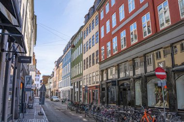 Kopenhag, Danimarka - 20 Temmuz 2023. Bisikletle kaldırıma park edilen Kopenhag sokağı. Kiralık bisikletler. 