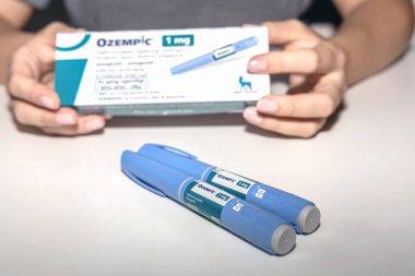 İnsülin kalem tutan kadın eller. Ozempic insülin enjeksiyon kalemi veya şeker hastaları için insülin kartuş kalem. Diyabet hastaları için tıbbi ekipman. Kopenhag, Danimarka - 4 Eylül 2023.