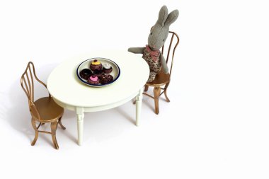 Çocuk oyuncakları. Sandalyeli oyuncak mobilya seti. Küçük tavşancık çay içiyor. Yüksek kalite fotoğraf