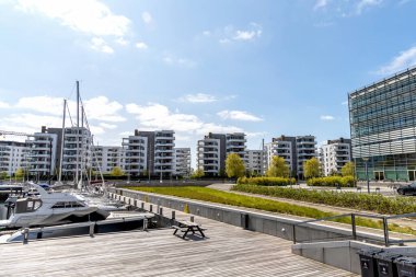 Şehrin modern bölgesinde konut binaları var. Emlak yatırımı. Pahalı konutlar. Kopenhag, Danimarka - 30 Ağustos 2023.