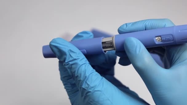 Muayene Eldivenindeki Eller Şeker Hastaları Için Insülin Enjekte Edildiğini Gösteriyor — Stok video