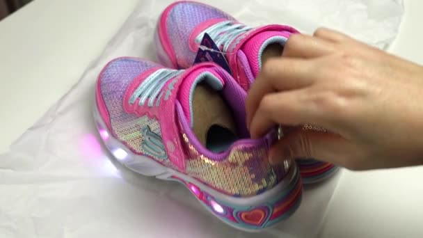 Жінка Відкриває Коробку Дитячими Кросівками Нове Дитяче Взуття Данія Січня — стокове відео