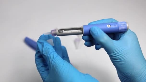 戴检查手套的手显示注射了糖尿病患者的胰岛素 — 图库视频影像