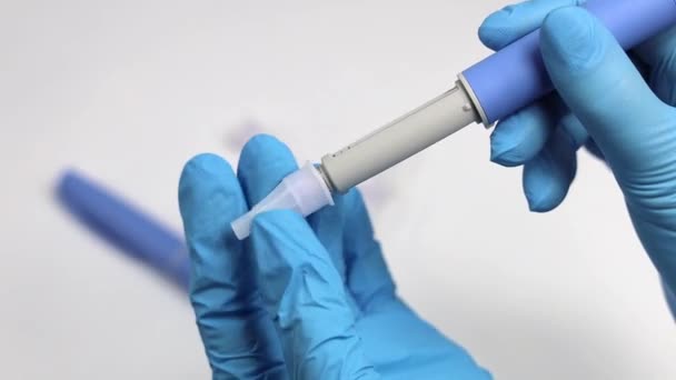 Hände Untersuchungshandschuhen Demonstrieren Eine Insulinspritze Für Diabetiker Hochwertiges Fullhd Filmmaterial — Stockvideo