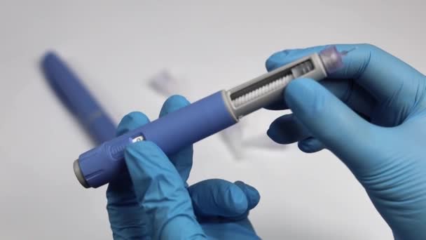 Руки Исследуемых Перчатках Демонстрируют Инъекцию Инсулина Диабетиков — стоковое видео
