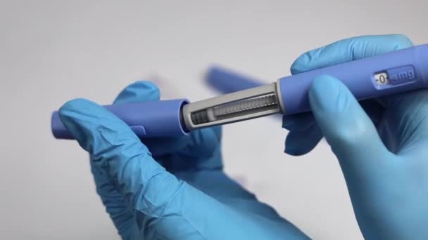 Ruce Rukavicích Ukazují Injekci Inzulínu Pro Diabetiky Vysoce Kvalitní Fullhd — Stock video