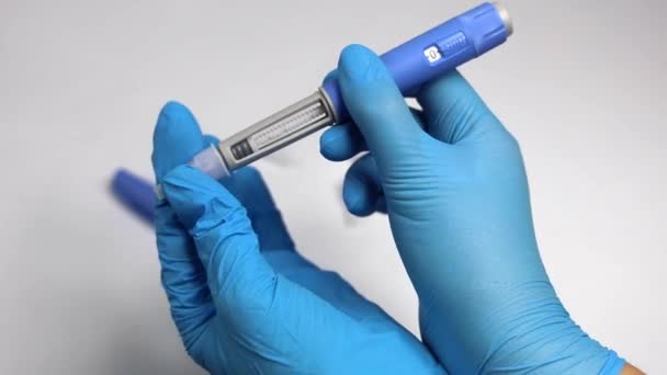 Las Manos Los Guantes Examen Demuestran Una Inyección Insulina Para — Vídeos de Stock
