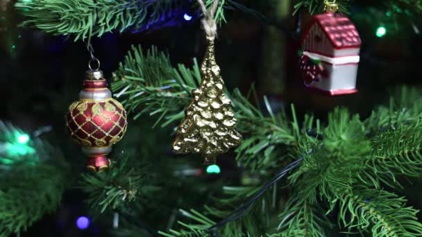 Kerstboom Versierd Met Ballen Gerland Met Knipperende Lichten — Stockvideo