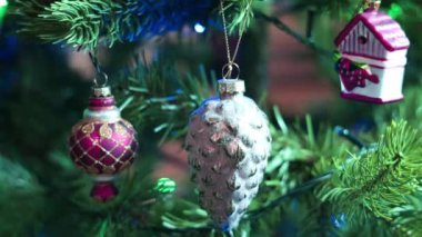 Toplarla süslenmiş Noel ağacı ve yanıp sönen ışıklarla süslenmiş gerdanlık.