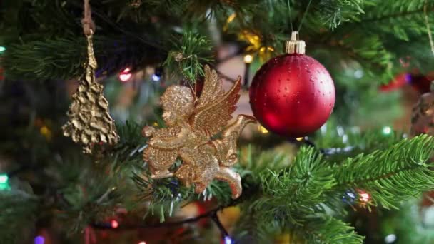 Árbol Navidad Decorado Con Bolas Gerland Con Luces Intermitentes — Vídeo de stock