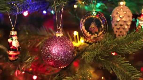 Різдвяна Ялинка Прикрашена Кульками Вівцею Блимаючими Вогнями — стокове відео