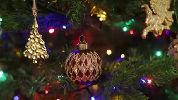 Різдвяна Ялинка Прикрашена Кульками Вівцею Блимаючими Вогнями — стокове відео
