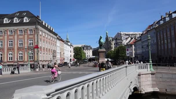 在一个阳光明媚的日子里 哥本哈根市中心的老房子 商店标志和过路人走在大街上 丹麦哥本哈根 2023年8月30日 — 图库视频影像