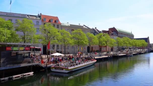 Łódź Ludźmi Płynie Wzdłuż Kanału Wodnego Mieście Kopenhaga Dania Sierpnia — Wideo stockowe