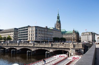 Hamburg, Almanya - 1 Ağustos 2021: Güneşli bir günde Hamburg Şehri. Yüksek kalite fotoğraf