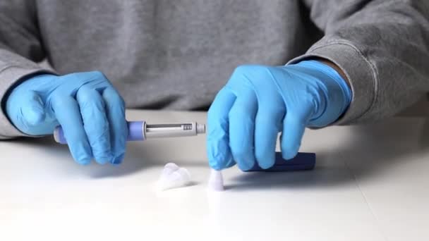 Handen Onderzoekshandschoenen Tonen Een Injectie Met Insuline Voor Diabetici Aan — Stockvideo