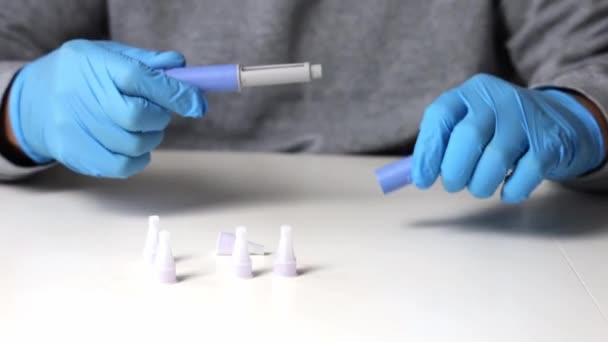 Muayene Eldivenlerindeki Eller Şeker Hastaları Için Insülin Enjekte Edildiğini Gösteriyor — Stok video