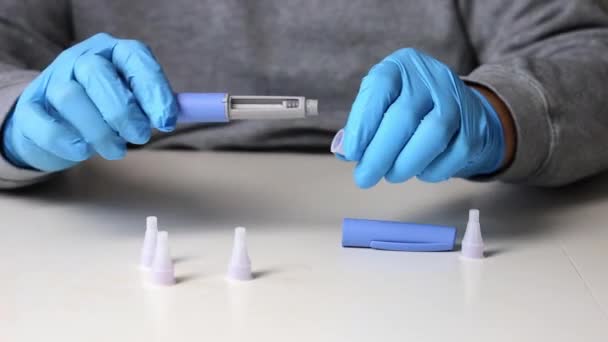 Руки Исследуемых Перчатках Демонстрируют Инъекцию Инсулина Диабетиков — стоковое видео
