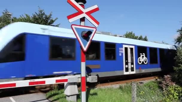 Treno Blu Che Passa Davanti Incrocio Ferroviario Danimarca Agosto 2023 — Video Stock