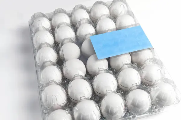 Huevos Pollo Blanco Crudos Bandeja Sobre Fondo Blanco Alimento Ecológico — Foto de Stock