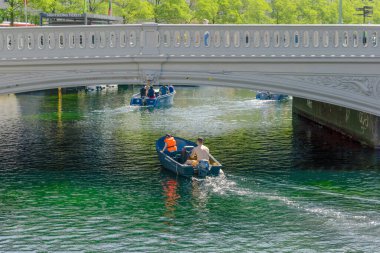 Danimarka 'nın Kopenhag şehrinde 20 Ağustos 2023' te bir nehir kanalında yelken açan yaz tatili insanları