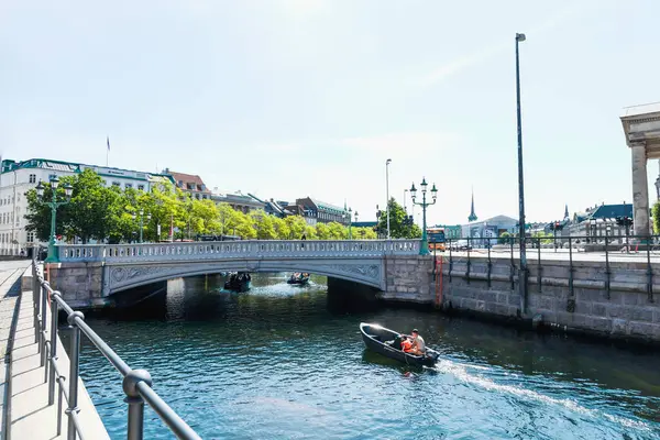 사람들은 코펜하겐 덴마크의 도시에서 운하에 보트를 August 2023 — 스톡 사진
