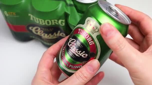 Данське Пиво Баночках Tuborg Classic Жінка Тримає Банку Пива — стокове відео