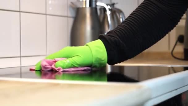 ゴム製手袋の人は誘導ホブをきれいにして布および消毒スプレー 洗剤を使用します ハウスクリーニングと衛生コンセプト — ストック動画