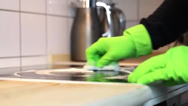 ゴム製手袋の人は誘導ホブをきれいにして布および消毒スプレー 洗剤を使用します ハウスクリーニングと衛生コンセプト — ストック動画