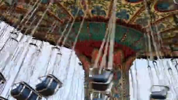 Carrousel Dans Parc Attractions Par Une Journée Ensoleillée — Video