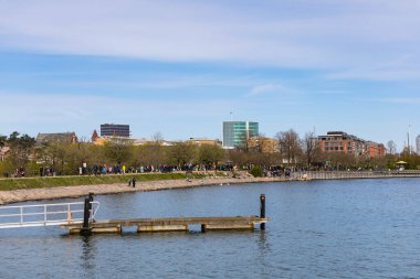 Danimarka 'nın başkenti Kopenhag' da güneşli bir ilkbahar gününde yürüyen insanlarla Langelinie Park 'taki deniz kenarında gezinti - 21 Nisan 2024. 