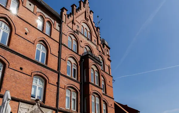 Güneşli bir günde mavi gökyüzüne karşı antik bir kırmızı tuğla bina. Ystad, İsveç