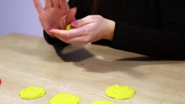 Woman Plays Kinetic Sand Table Children Learning Concept — Stockvideo