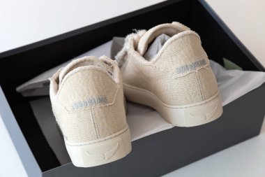 Kutuda bir çift yeni ayakkabı. Zadig ve Voltaire markasından bej ayakkabılar. Çevrimiçi dükkandan teslimat. Danimarka - Haziran 04, 2024