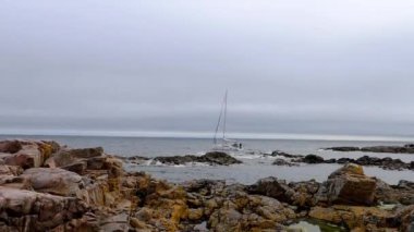 Bulutlu bir günde deniz kıyısında. Danimarka 'nın Bornholm adasında deniz manzarası. Yüksek kaliteli FullHD görüntüler