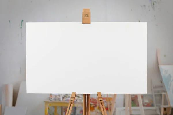 アーティストのスタジオでイーゼルの上の空白のキャンバス ストック写真