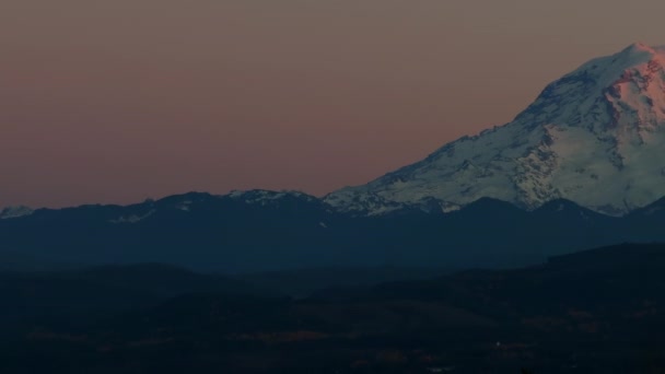 空中平底锅拍摄的山 从华盛顿Puyallup看到的夕阳西下的雨更多 — 图库视频影像