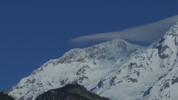 マウントのパノラマ映像 雪と氷で覆われたレニエ国立公園は 晴れた冬の朝にレンチクラウド形成の下で ワシントン州のギフォード ピンチョット国立森から見た青い空を明確にしています — ストック動画