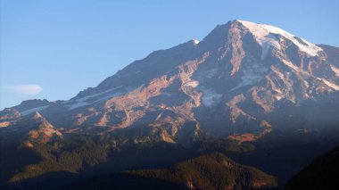 Rainier Dağı 'nın yakın çekim görüntüsü sabahın erken saatlerinde ılık renklerde yıkandı..