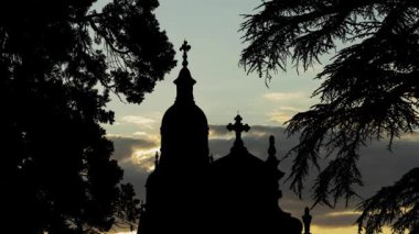 Kilise Manzarası Siluet Ağaç Doğa Binaları, renkli bir akşam gökyüzünün altında