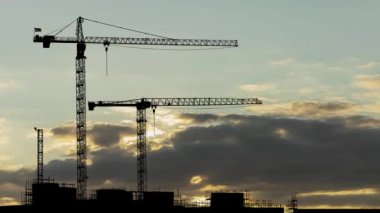 Endüstriyel Turna, renkli bir gökyüzünün altında